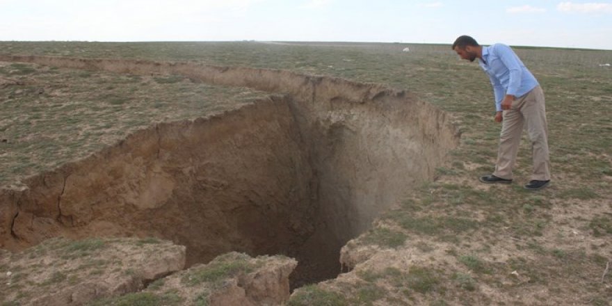 Konya'da dehşete düşüren obruk: Çap 35, derinlik 15 metre
