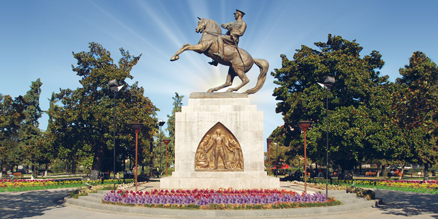 Atatürk anıtına çelenk sunmak yasaklandı!