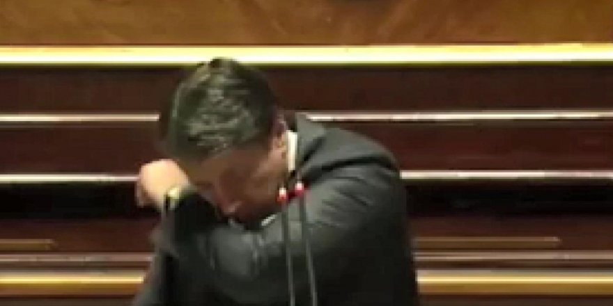 İtalya Başbakanı Conte parlamentoda öksürük krizi geçirdi