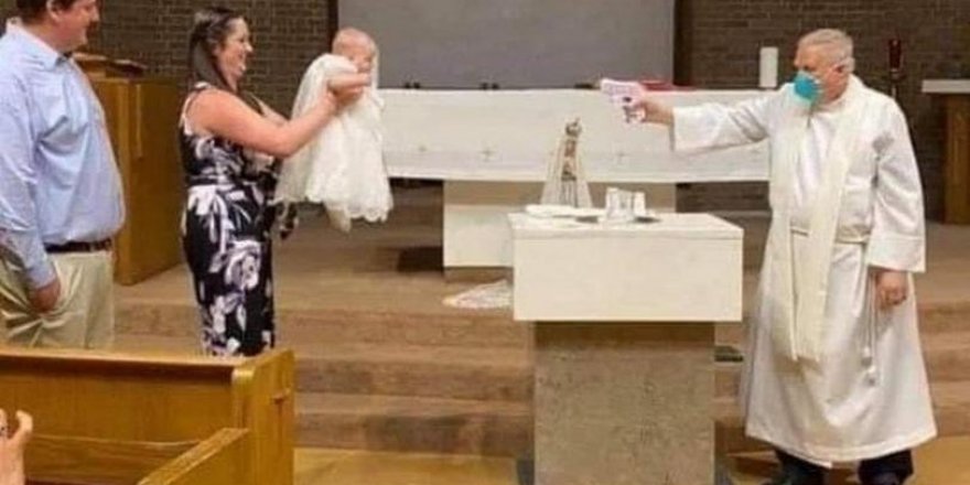 Rahipten su tabancasıyla vaftiz: Bebek bile şaşırdı bu işe