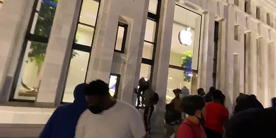 Apple mağazasını yağmalayanlara sürpriz mesaj!