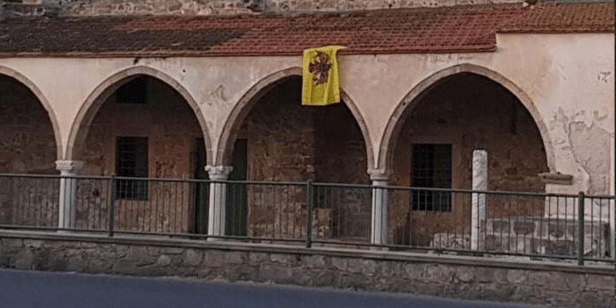 İkinci provokasyon: Camiye Bizans bayrağı astılar