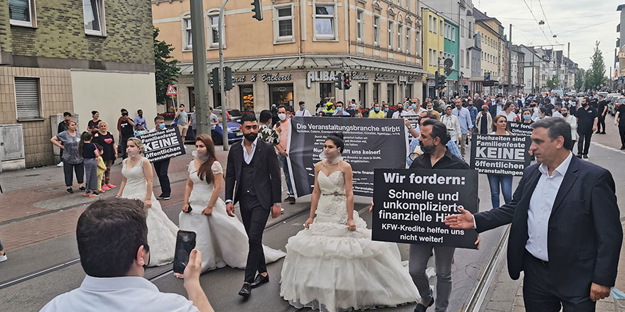 Almanya'daki Türklerden ilginç protesto! Yoğun ilgi var...