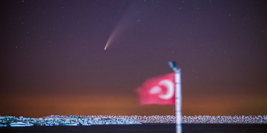 7 bin yılda bir görülüyor: Türk bayrağı ile aynı karede fotoğraflandı