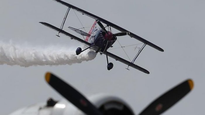 Akrobasi pilotlarının nefes kesen gösterisi