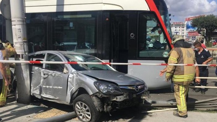 Güngören'de tramvay ile otomobil çarpıştı!