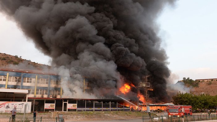 Tokat'ta korkutan yangın: AVM'den dumanlar yükseldi