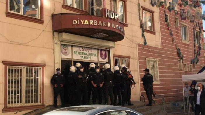 Diyarbakır HDP binasında polis arama yapıyor!