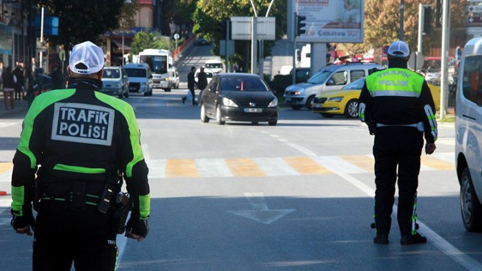 Bolu'da maske takmayan iki polise ceza!