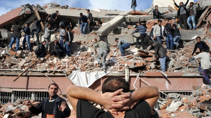 Van depreminde hayatını kaybedenler anılıyor