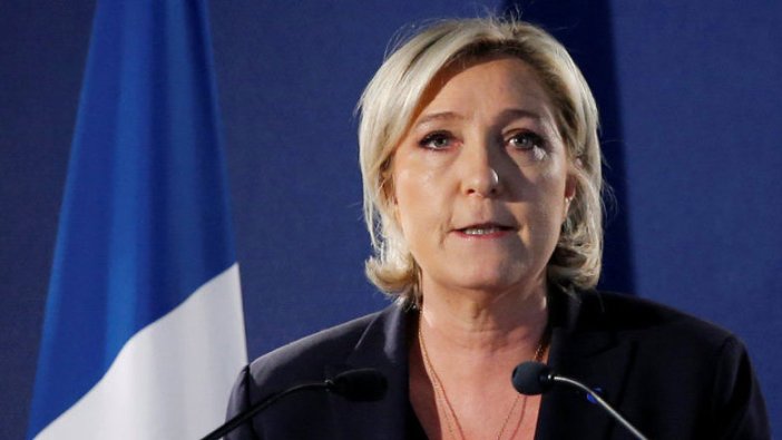 Fransa’da aşırı sağcı lider  Marine Le Pen türbanın yasaklanmasını istedi