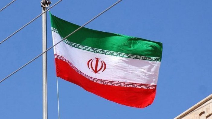 Tahran'da bakanlık önünde kendisini yaktı