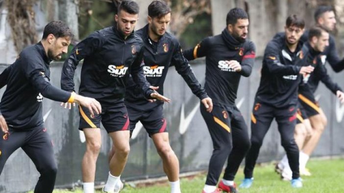 Galatasaray Teknik Direktörü Fatih Terim kaptanlık bandını Feghouli'ye veriyor