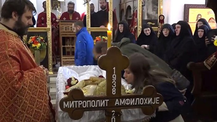 Karadağ'da koronadan ölen başpiskoposu öperek uğurladılar