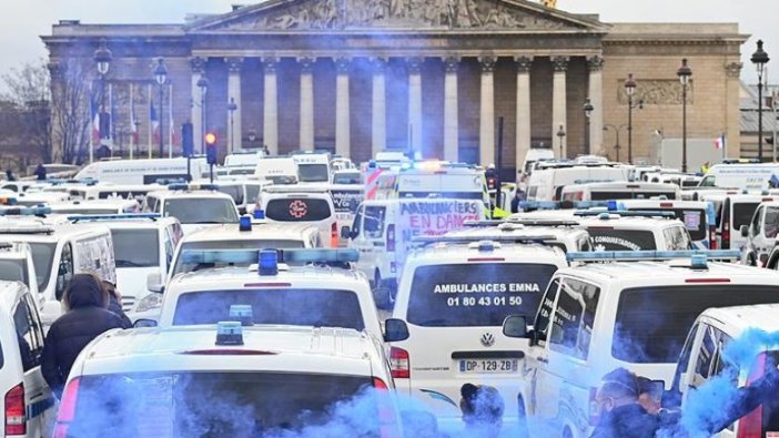 Fransa’da ambulans çalışanları ve öğrenciler sokakta