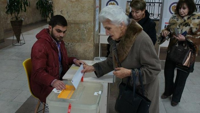 Ermenistan halkı erken seçim için sandık başında