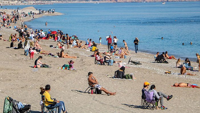 Antalyalılar sahile akın etti! Sosyal mesafeyi hiçe saydı