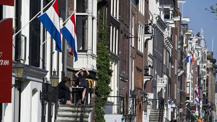 Hollanda'da kapalı alanlarda maske takma zorunluluğu bugün başlıyor