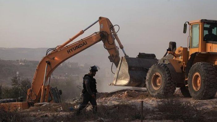 İsrail güçleri Filistinlilere ait yapıları yıktı