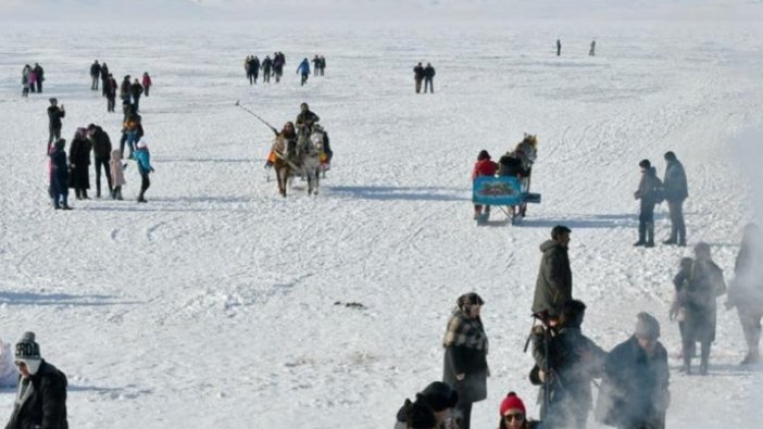 Buz tutan Çıldır Gölü'ne turist ilgisi