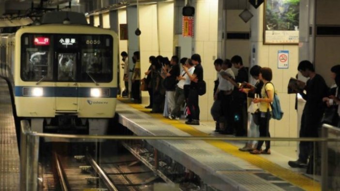 Tokyo metrosunda sıkışıklığı gidermek için yemek teklifi