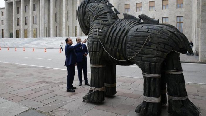 Meclise getirilen 'Truva Atı' heykeline yoğun ilgi