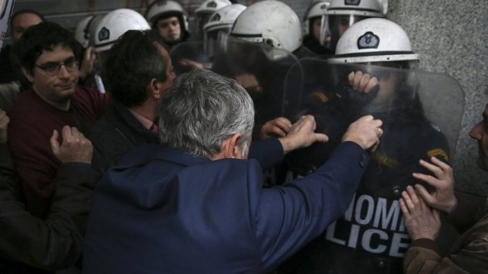 Yunanistan'da göstericiler bakanlığı bastı
