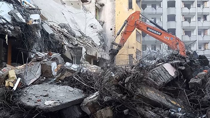 Rize'de riskli binaların yıkımı sürüyor