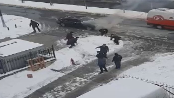 Ümraniye'de otomobil alevlenince kar topu ile söndürülmeye çalışıldı!