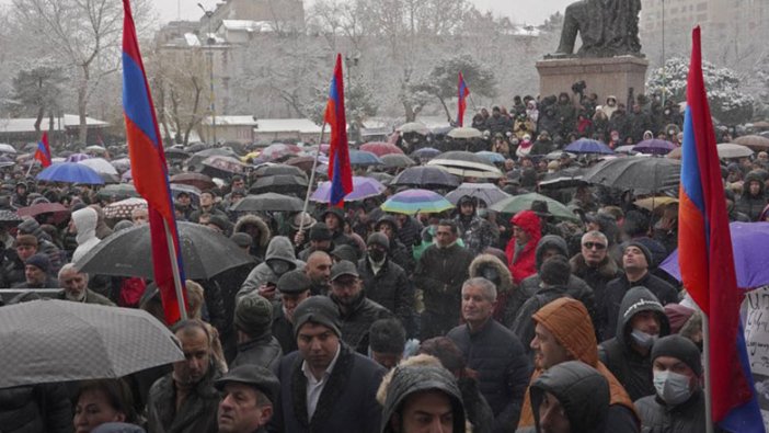 Ermenistan ordusu hükümeti istifaya çağırdı!