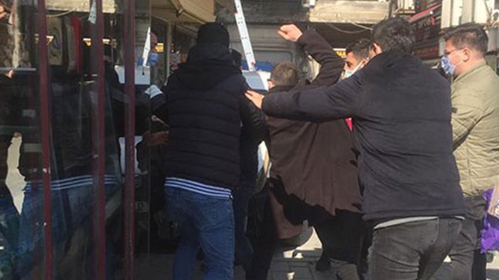 Karaköy'de bankta oturan genç kadının çantasını çalan kapkaççıyı vatandaşlar yakaladı