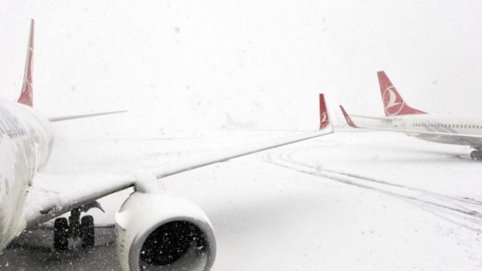 Kar yağışı nedeniyle Hakkari'de uçak seferleri iptal edildi