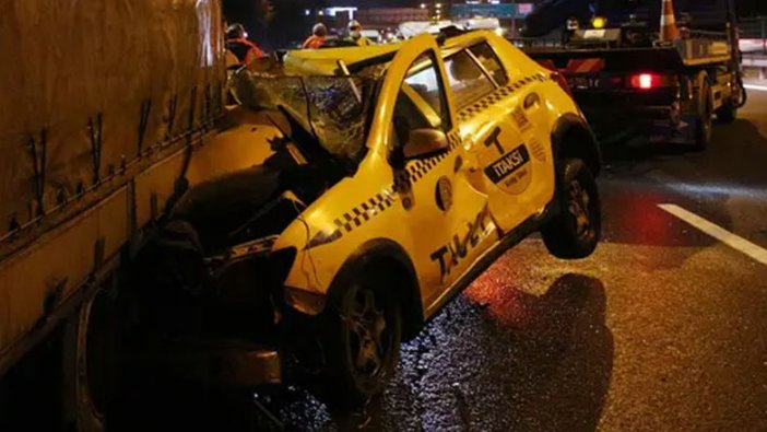 İstanbul'da taksi sürücüsü feci kaza yaşadı