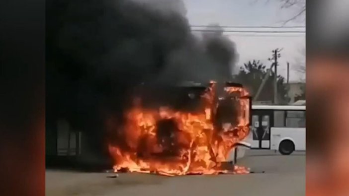 Rusya'nın Krasnodar kentinde yolcu otobüsü alevler içinde kaldı!