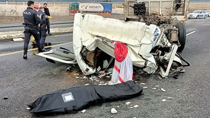 Çatalca'da TIR'a çarpan kamyonun sürücüsü yaşamını yitirdi