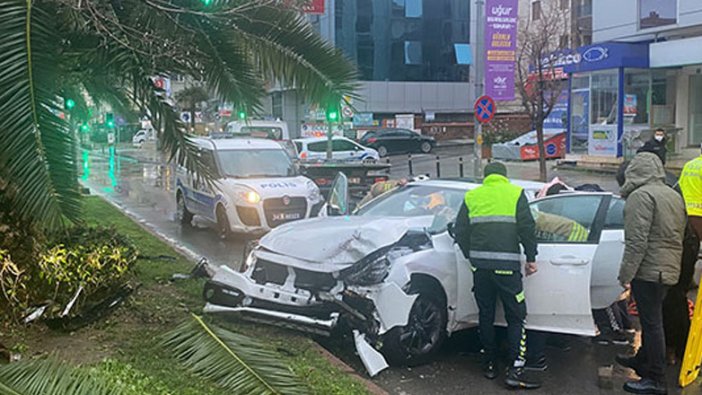 Maltepe'de kaza yapan sürücü otomobilde sıkıştı