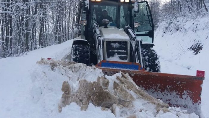 Düzce’de kar yağışı nedeniyle köy yolları ulaşıma kapandı