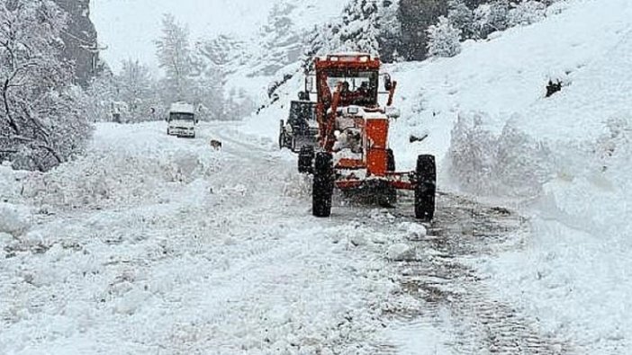 Rize'de 76 köy yolunun ulaşımına kar engeli