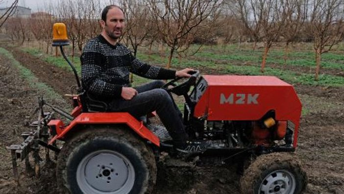 Konya'nın Sarayönü ilçesinde yaşayan çiftçi Mustafa Zügül Karabaş, hurda parçalarla garajında mini traktör yaptı