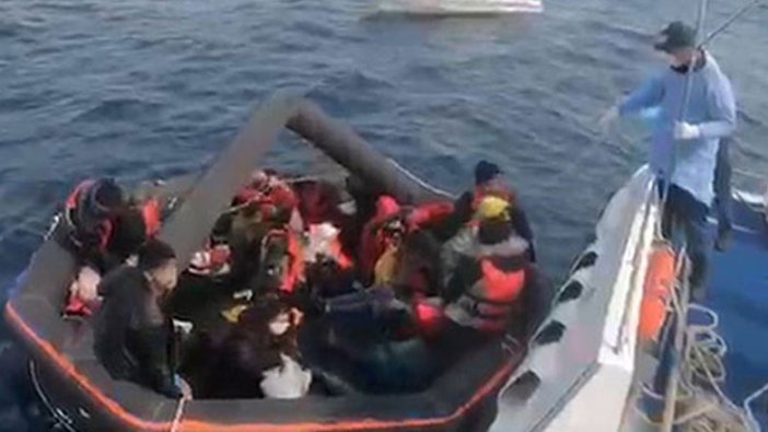 Yunanistan'ın ölüme terk ettiği 27 kaçak göçmeni, Türk Sahil Güvenliği kurtardı