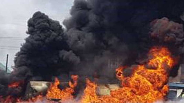 Nijerya'da akaryakıt tankeri patladı: En az 12 ölü