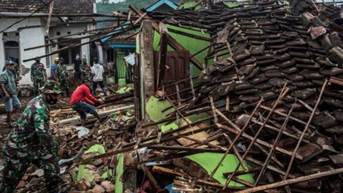 Endonezya'daki sellerde ölenlerin sayısı 181'e yükseldi