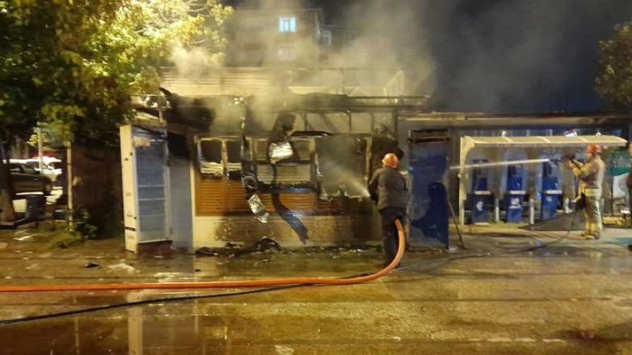 Bakırköy'de İBB'ye ait halk ekmek büfesi alev alev yandı