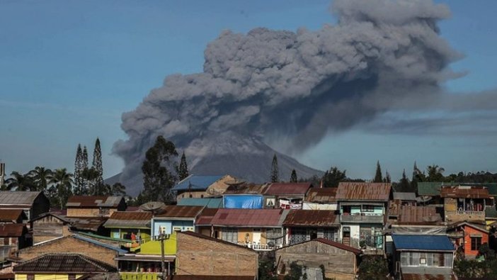 Endonezya'da bulunan Sinabung yanardağı faaliyete geçti!