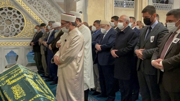 CHP Genel Başkanı Kemal Kılıçdaroğlu, eski devlet bakanı Erhan'ın Ağrı'daki cenaze törenine katıldı
