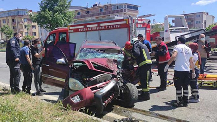 Bursa'da otomobil, kontrol noktasında 2 araca çarptı: 6 yaralı