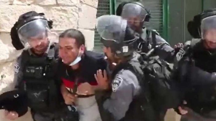 İsrail polisi Mescid-i Aksa'da AA kameramanını darbetti!