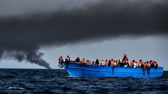 Libya açıklarında göçmenleri taşıyan bot battı: 5 ölü