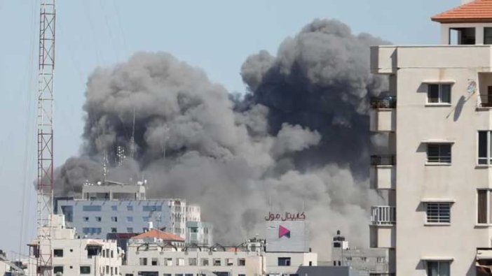 Son dakika... İsrail Gazze’de 13 katlı medya binasını vurdu