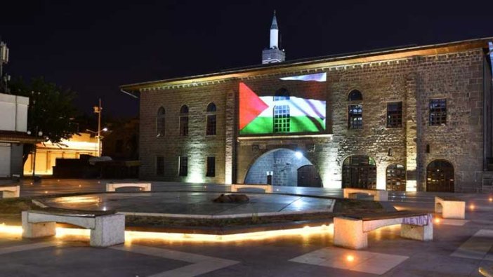 Diyarbakır'ın Ulu Cami’ne Filistin bayrağı yansıtıldı